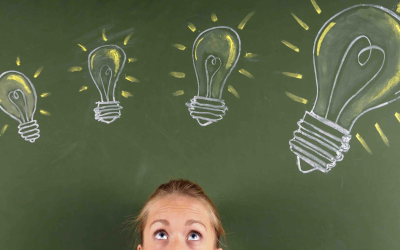 Top 10 Fragen zum privaten Autoverkauf Frau schaut nach oben zu mit Kreide gezeichneten Glühbirnen auf einer grünen Tafel